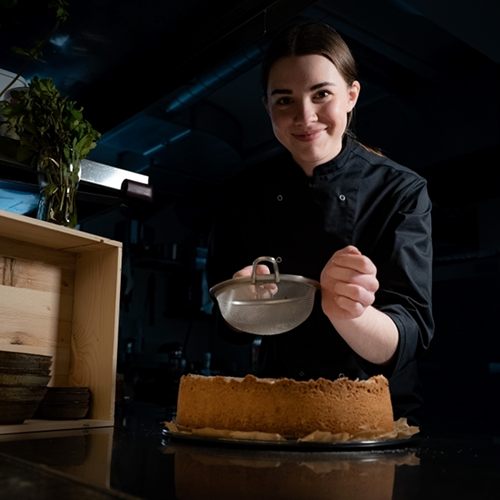 Küchenmitarbeiter im Weinatelier Agnes – mit Liebe zum Detail bei der Zubereitung kulinarischer Begleitung zum Wein